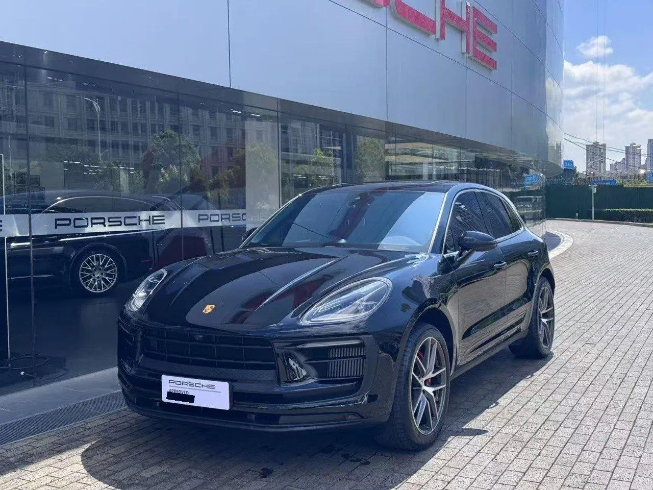 Открыть галерею: Porsche Macan (Imported) 2023 Macan S 2.9T Automatic