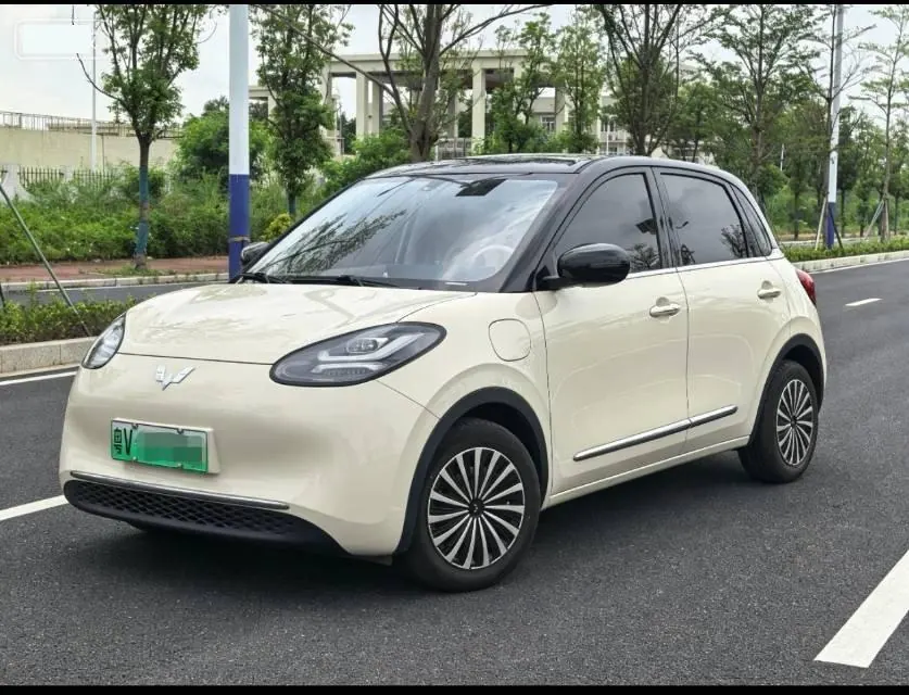 Открыть галерею: WuLing 2025 Plantronics 333km LingBox Connected Automatic Gear
