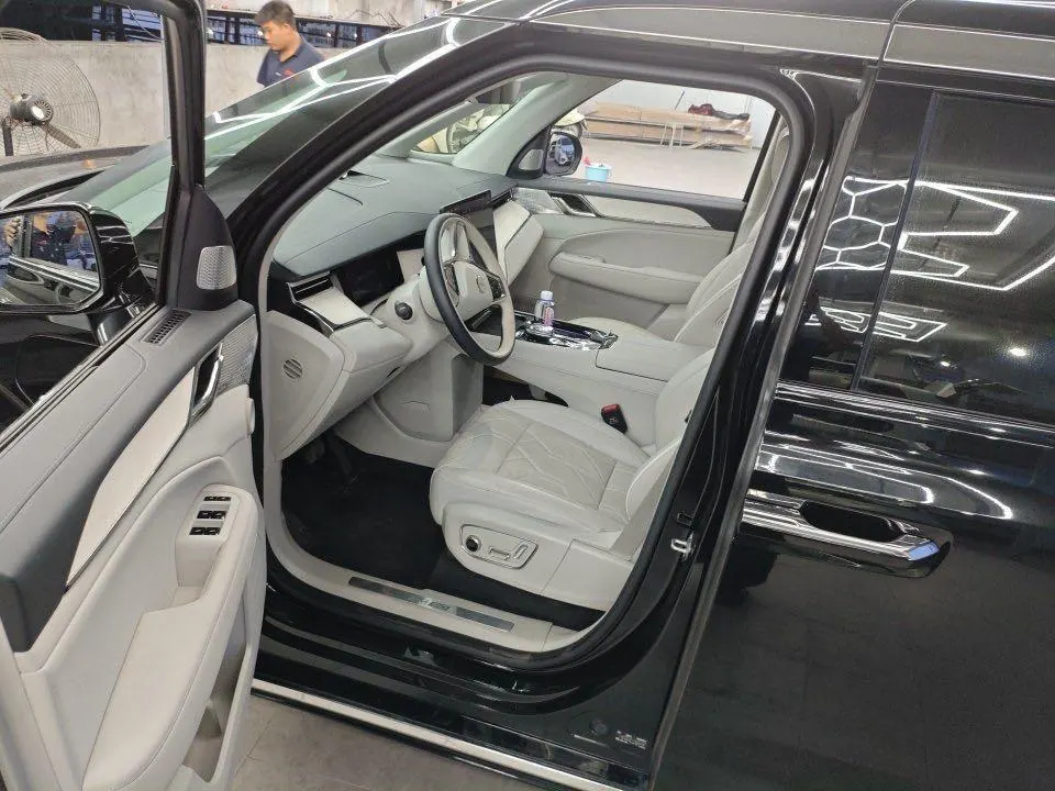 Volvo 2025 EM90 Ultra six-seat automatic gear 3