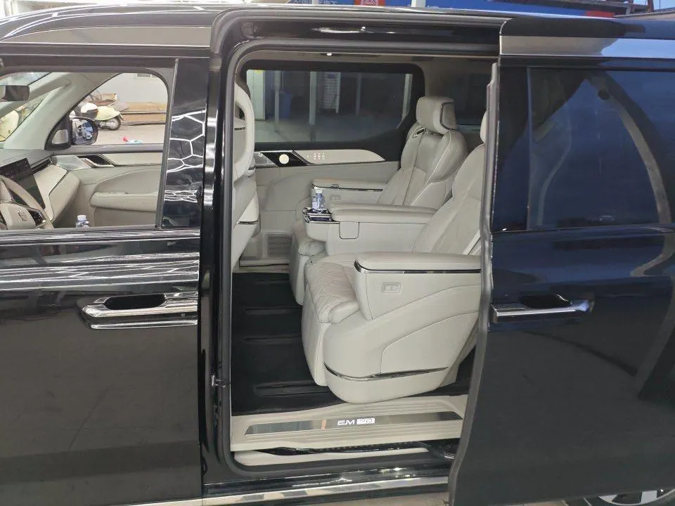 Volvo 2025 EM90 Ultra six-seat automatic gear 4