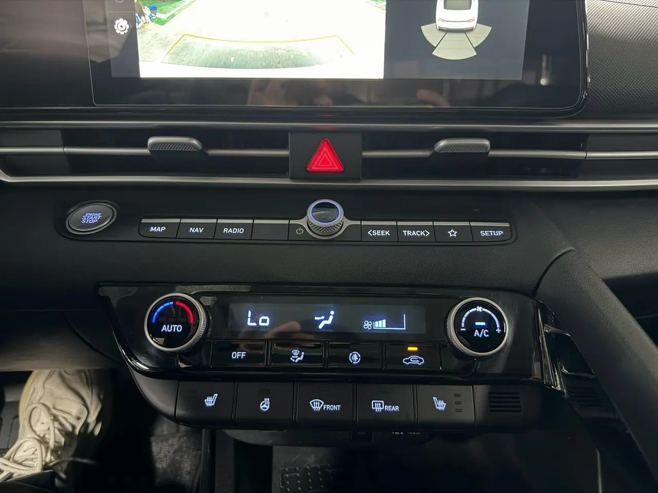 Hyundai 2023 Elantra -3-compartment 1.5 stepless LUX premium automatic gear 12