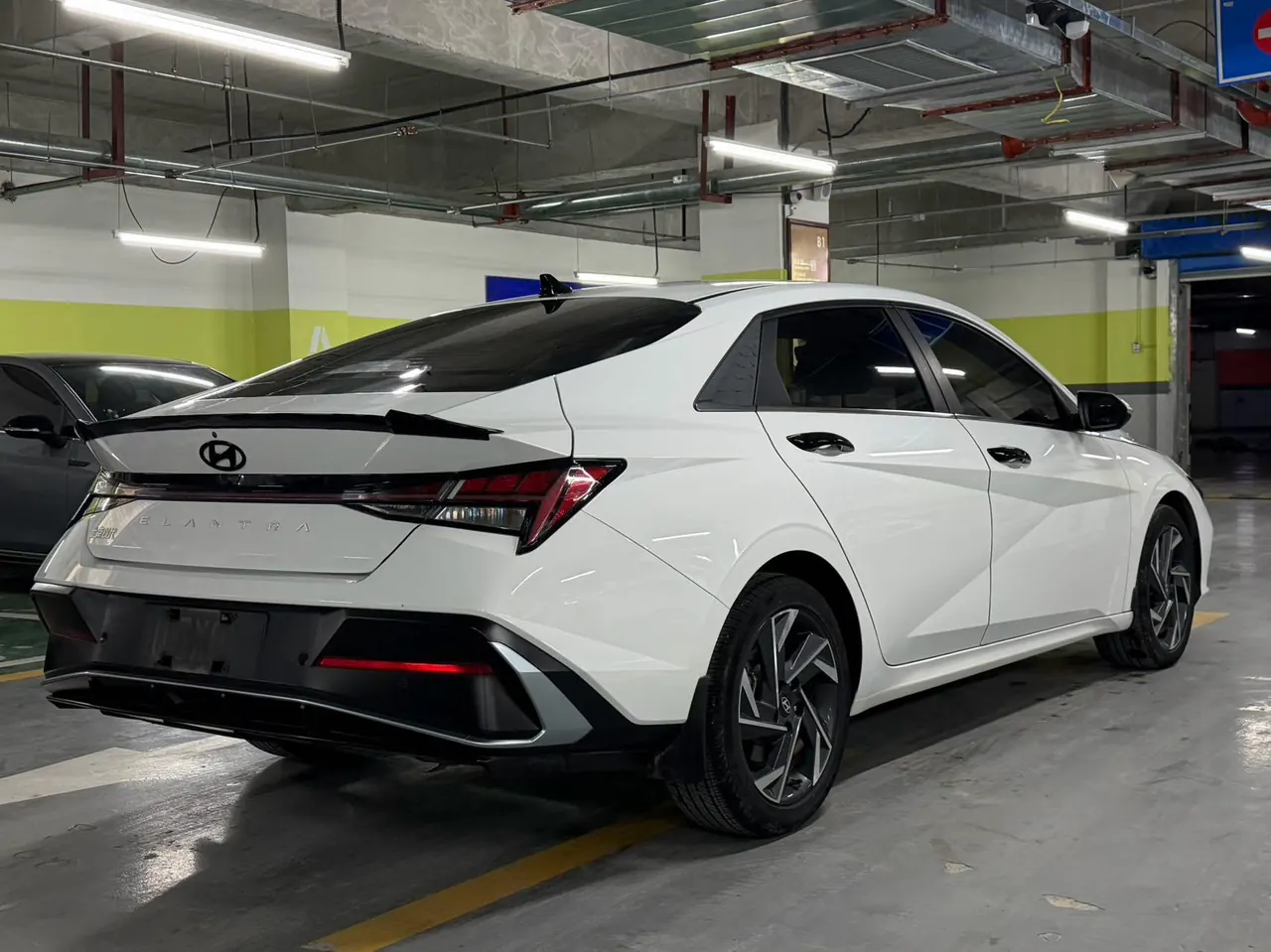Hyundai 2023 Elantra -3-compartment 1.5 stepless LUX premium automatic gear 5