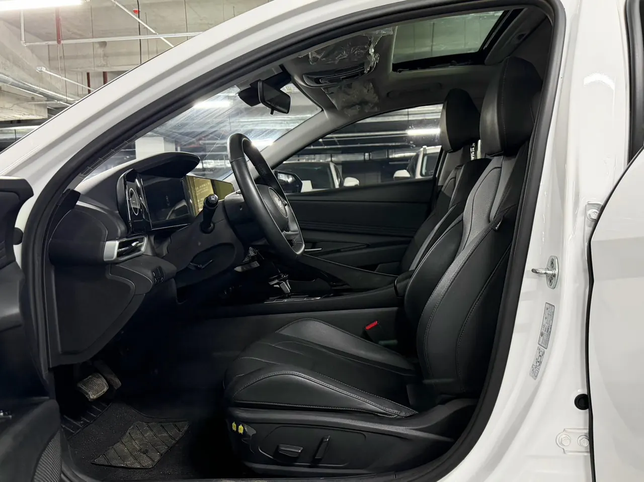 Hyundai 2023 Elantra -3-compartment 1.5 stepless LUX premium automatic gear 7