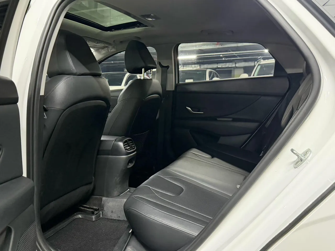 Hyundai 2023 Elantra -3-compartment 1.5 stepless LUX premium automatic gear 8