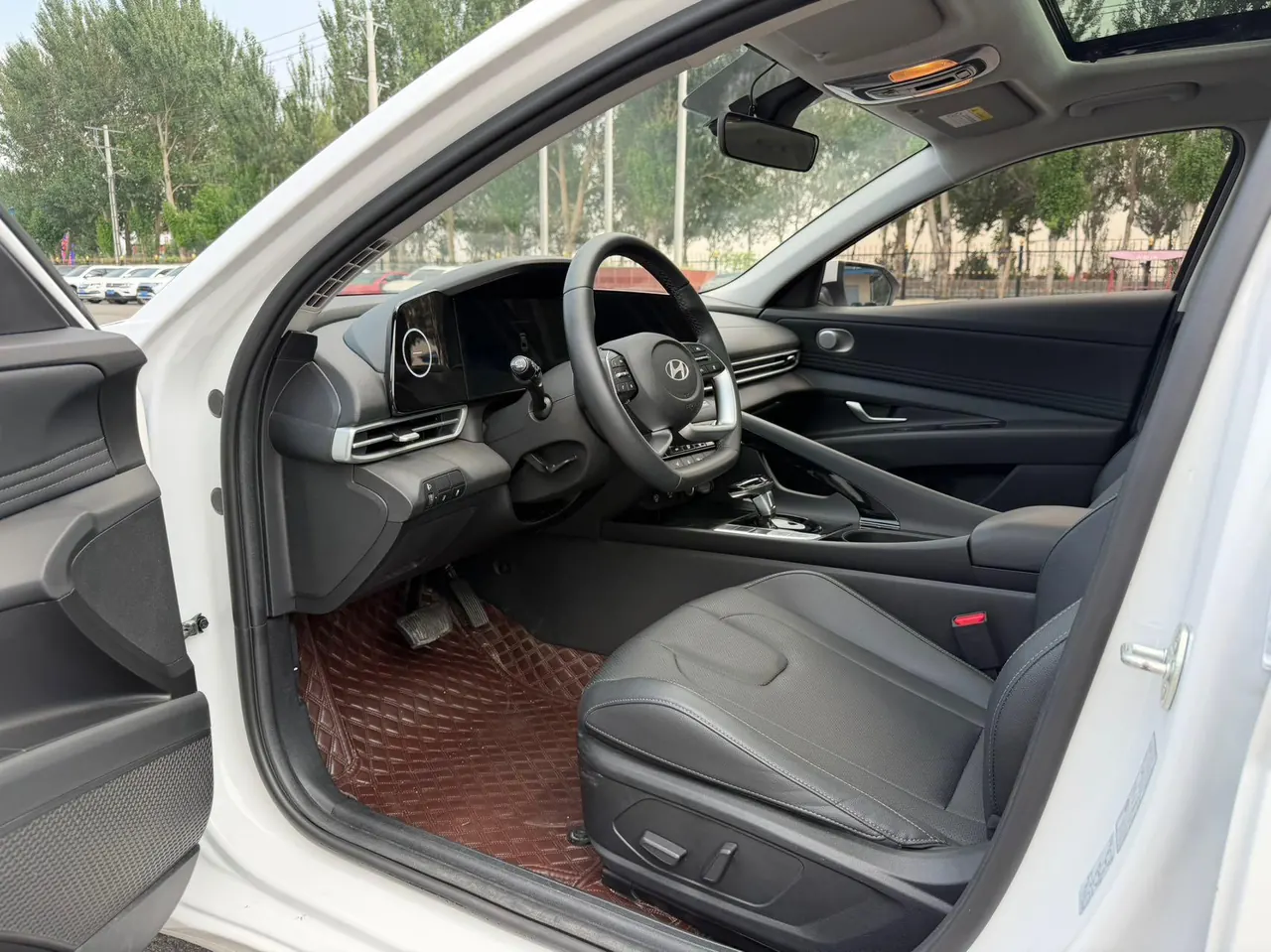 Hyundai 2023 Elantra -3-compartment 1.5 stepless LUX premium automatic gear 5