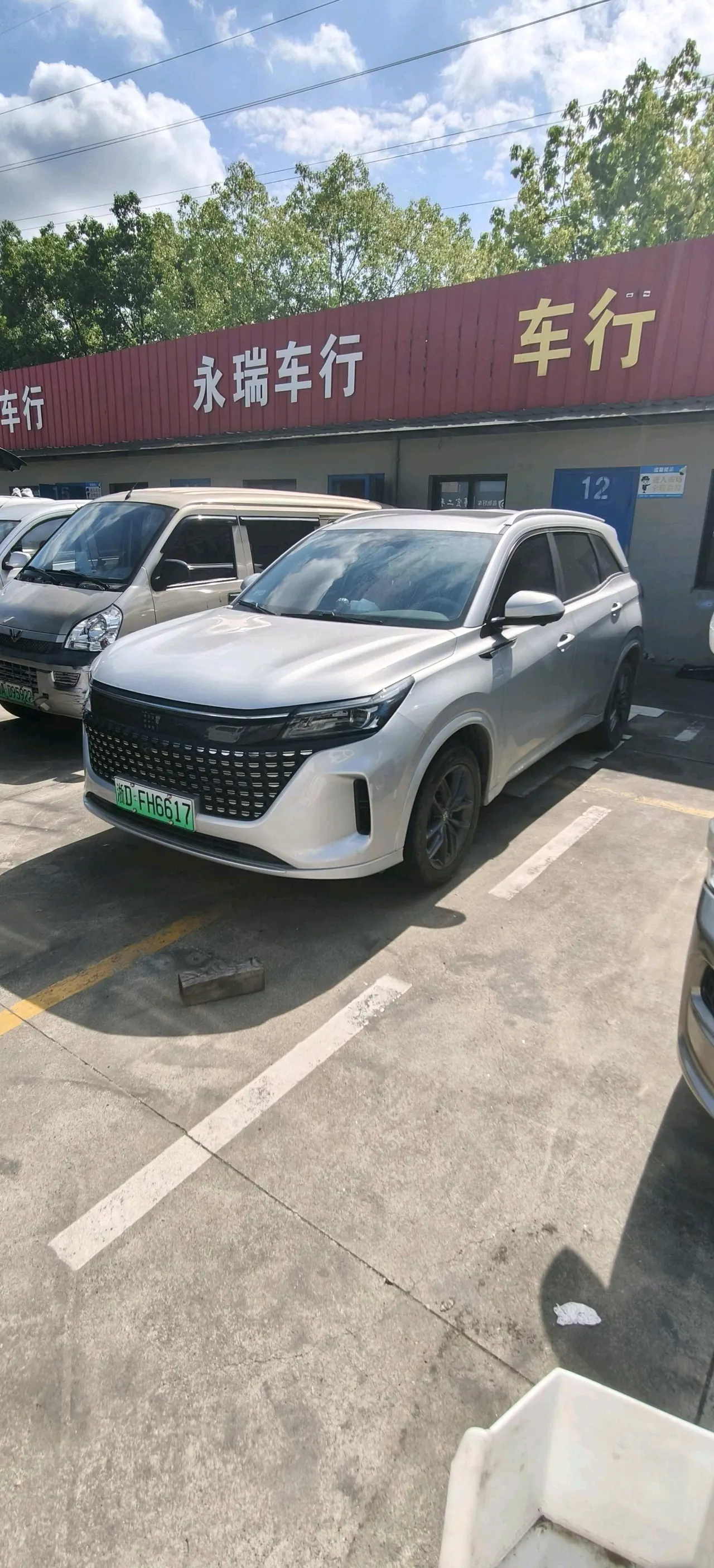 打开图片灯箱:LanDian 2024 LanDian E5 1.5 stepless glory version 100KM exclusive 7-seat automatic gear