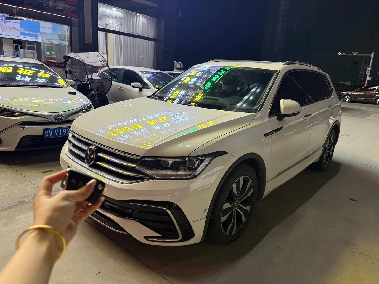 Volkswagen 2022 Tiguan L R-Line 2.0TSI 330TSI Two-Drive R-Line Overdrive Automatic Gear - View 1