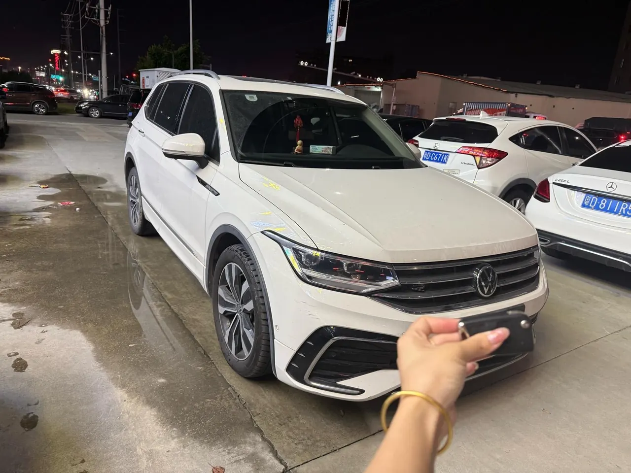 Volkswagen 2022 Tiguan L R-Line 2.0TSI 330TSI Two-Drive R-Line Overdrive Automatic Gear 2