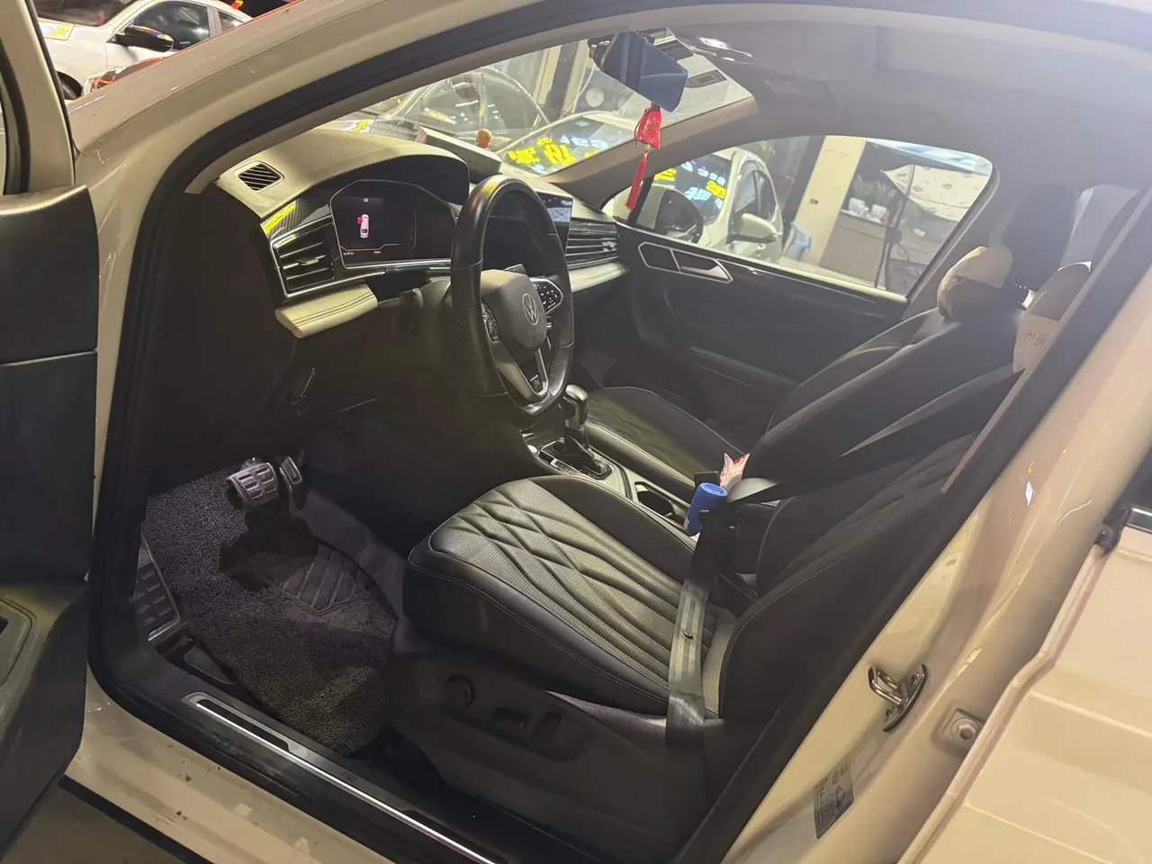 Volkswagen 2022 Tiguan L R-Line 2.0TSI 330TSI Two-Drive R-Line Overdrive Automatic Gear 3