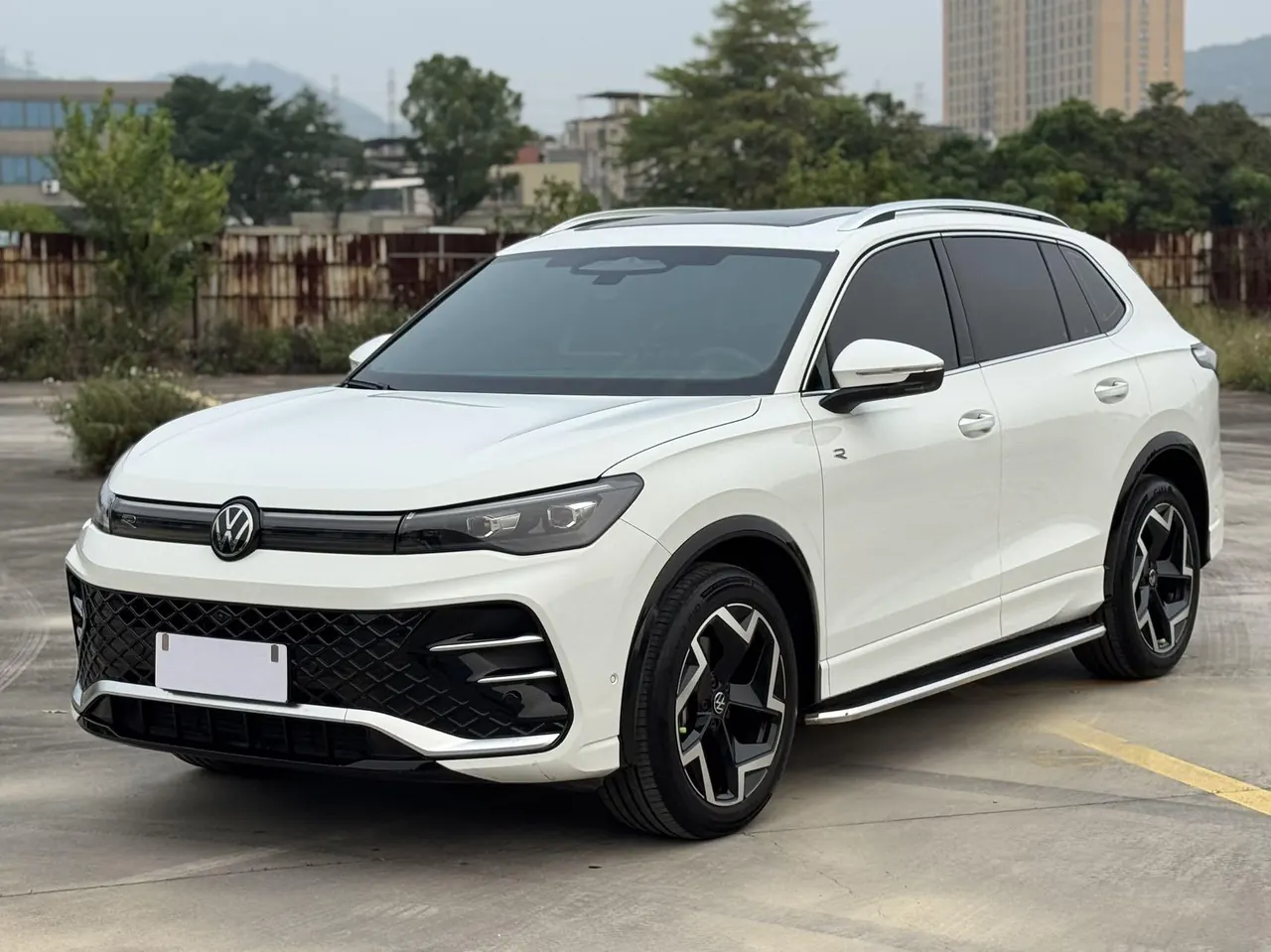 Open image lightbox: Volkswagen 2024 Tiguan L PRO 2.0TSI 330TSI Two-Drive R-Line Smart Collar Edition Automatic Gear