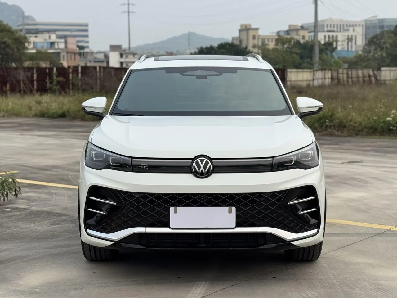 Volkswagen 2024 Tiguan L PRO 2.0TSI 330TSI Two-Drive R-Line Smart Collar Edition Automatic Gear 2
