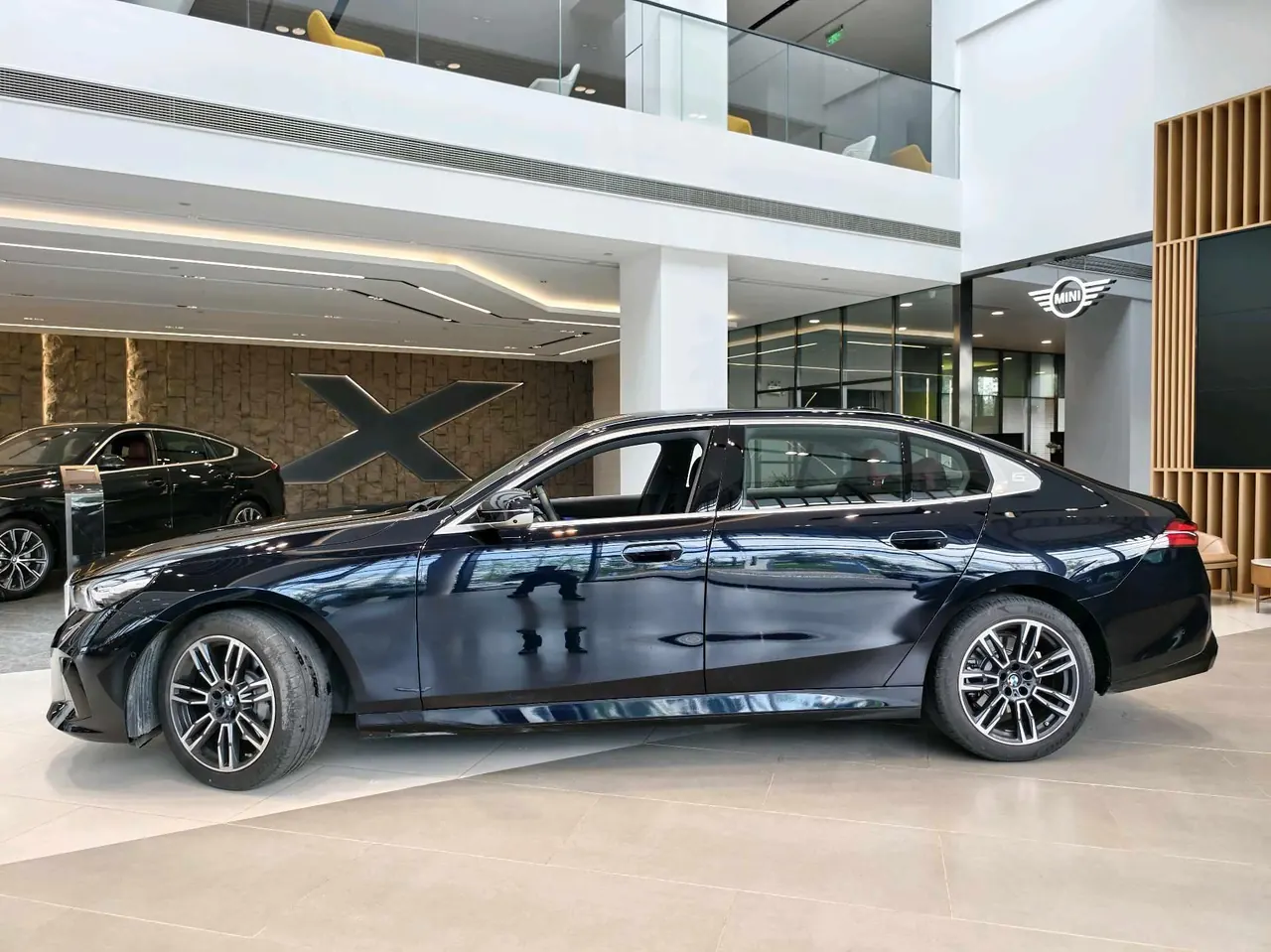 BMW 5 Series 2026 model 530Li 48V 2.0T Leading Edition M Sport Package Automatic 3