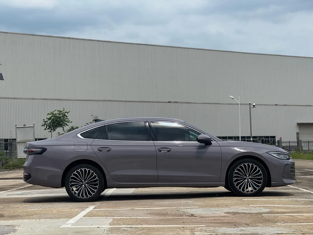 Volkswagen 2025 Passat Pro 2.0TSI 380TSI Dragon Edition Automatic 6