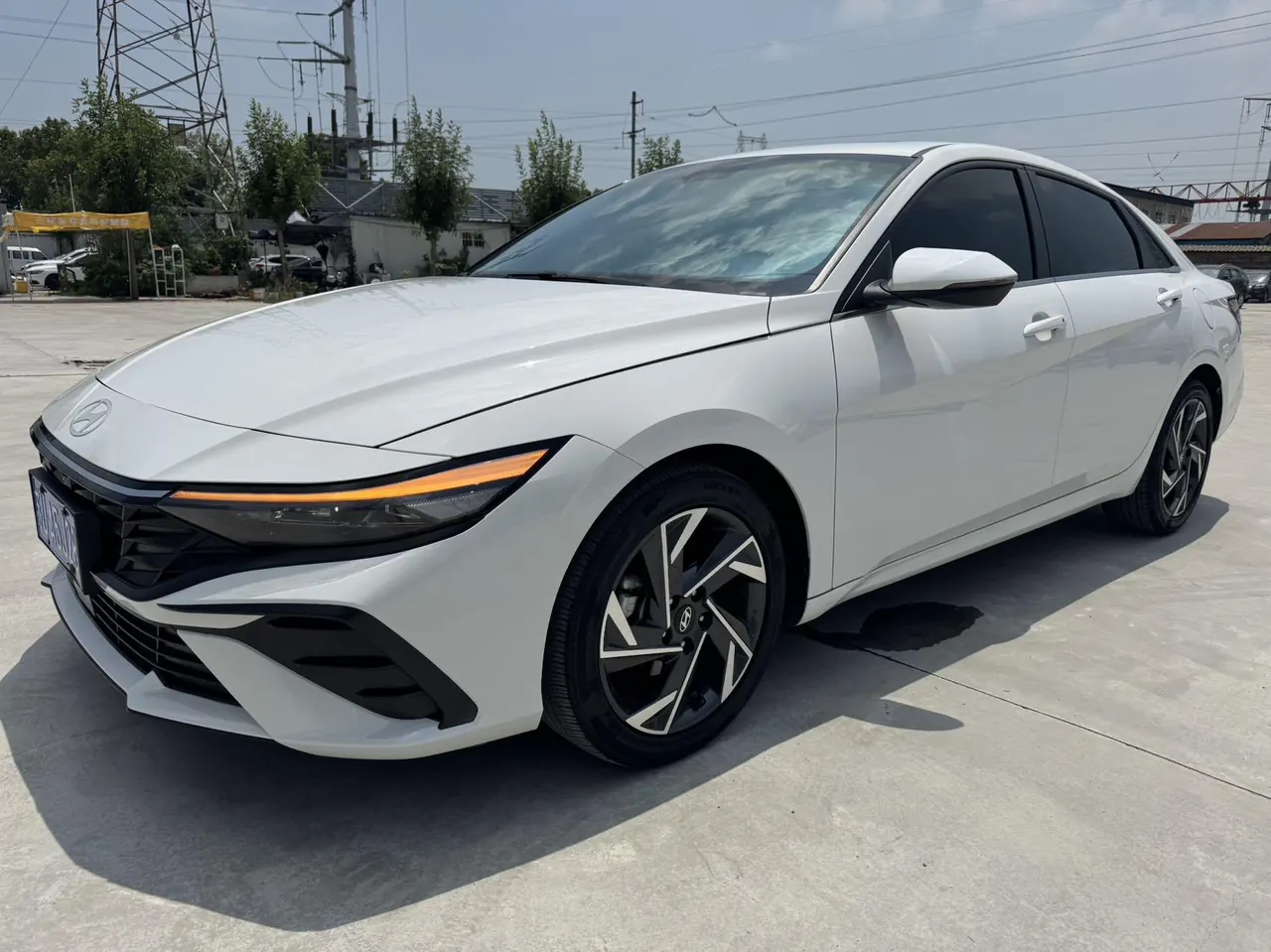 打开图片灯箱:Hyundai 2023 Elantra -3-compartment 1.5 stepless LUX premium automatic gear