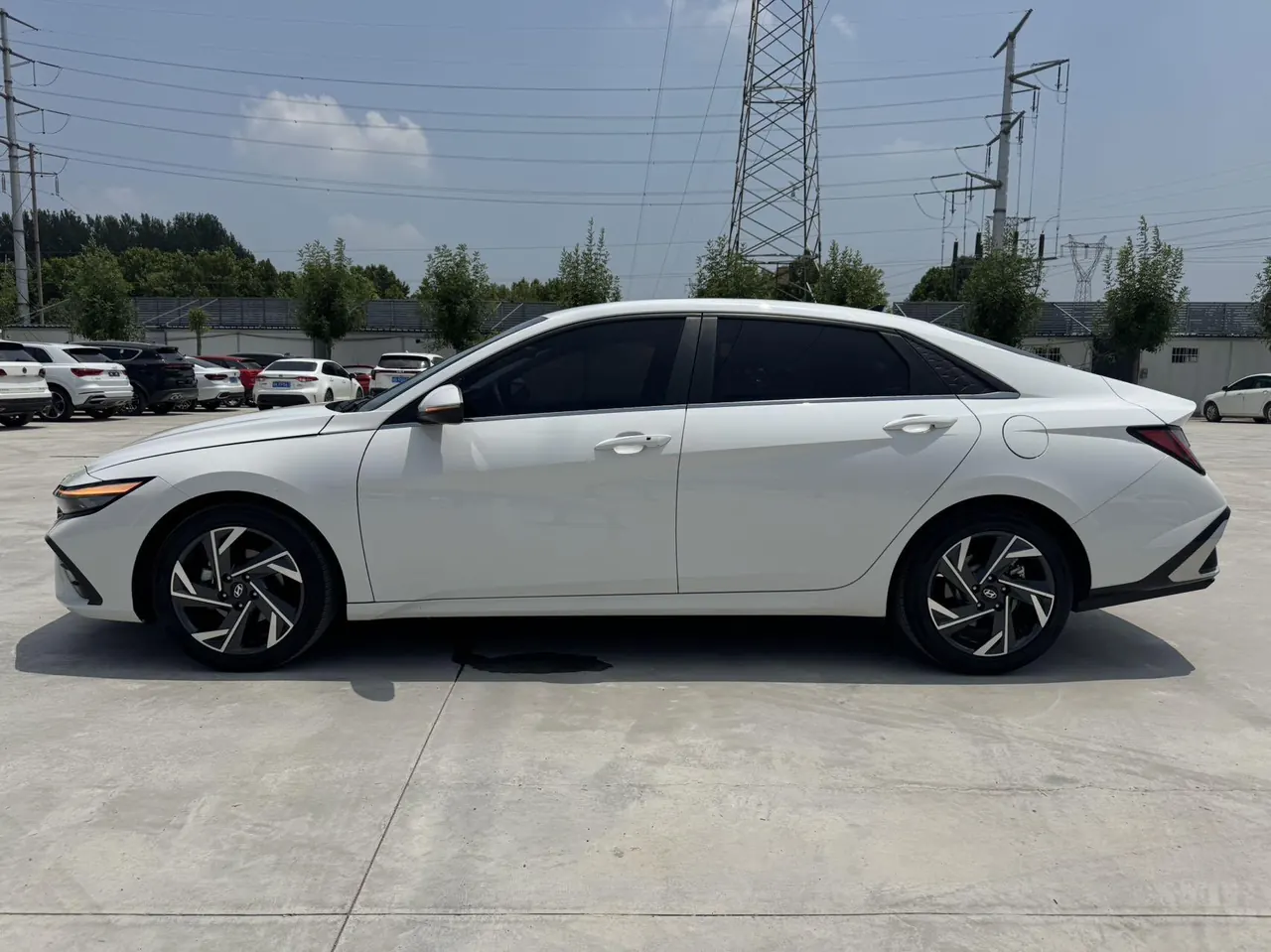 Hyundai 2023 Elantra -3-compartment 1.5 stepless LUX premium automatic gear 10