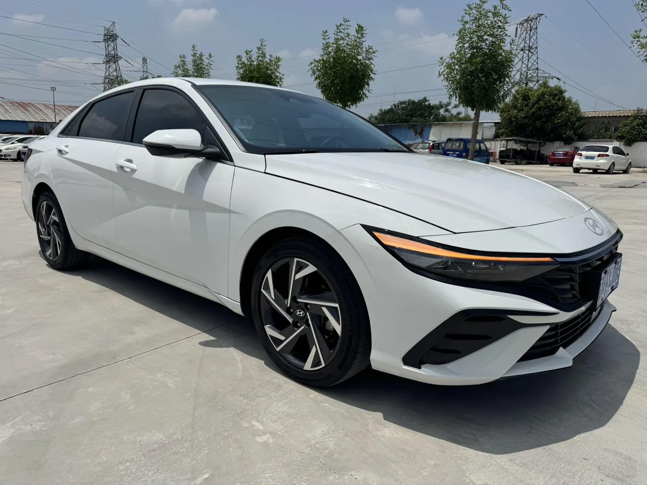 Hyundai 2023 Elantra -3-compartment 1.5 stepless LUX premium automatic gear 3