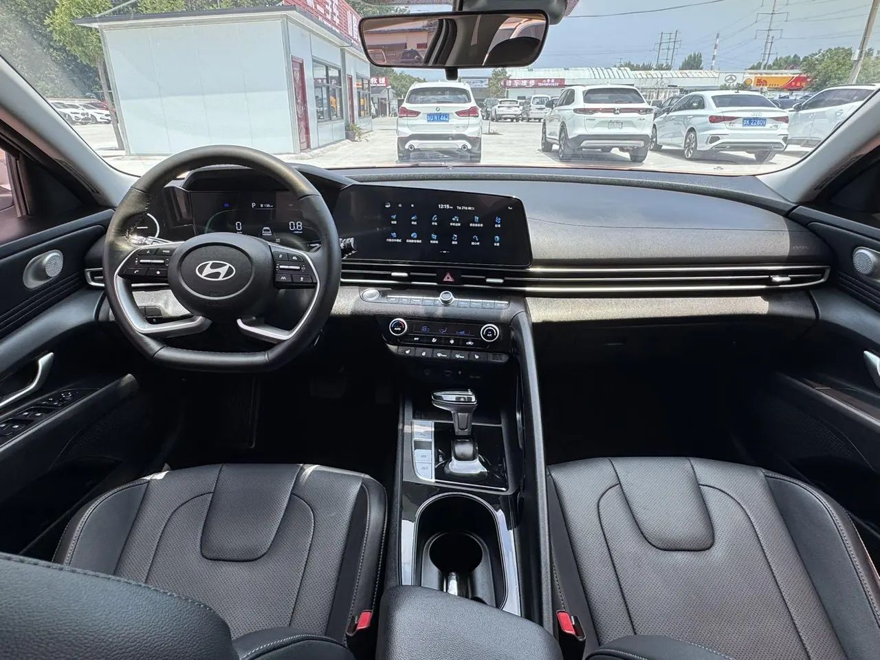 Hyundai 2023 Elantra -3-compartment 1.5 stepless LUX premium automatic gear 4