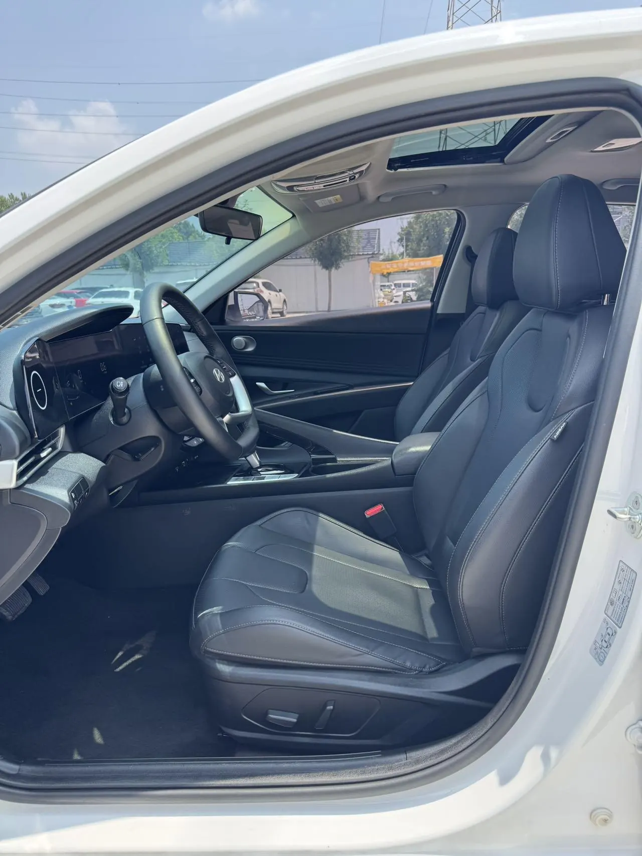 Hyundai 2023 Elantra -3-compartment 1.5 stepless LUX premium automatic gear 5