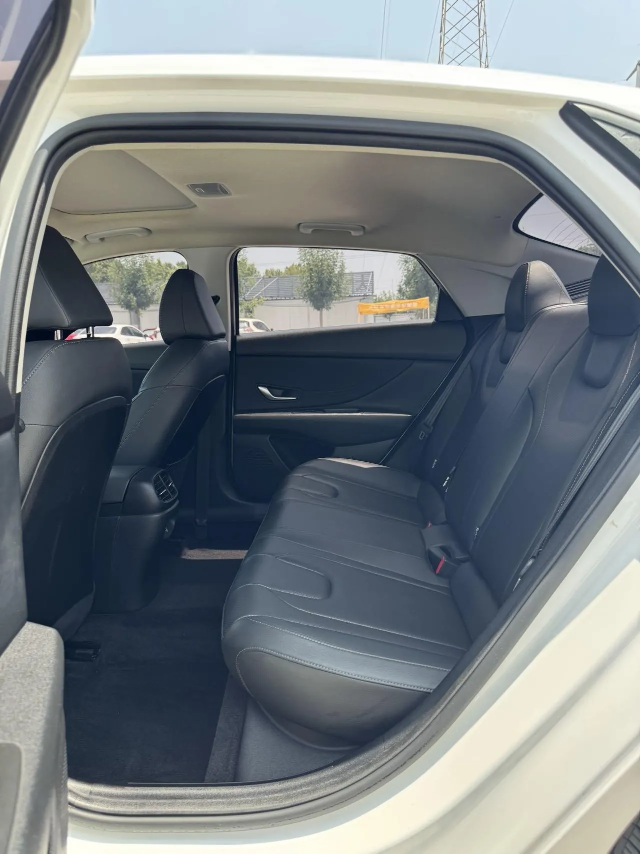 Hyundai 2023 Elantra -3-compartment 1.5 stepless LUX premium automatic gear 6