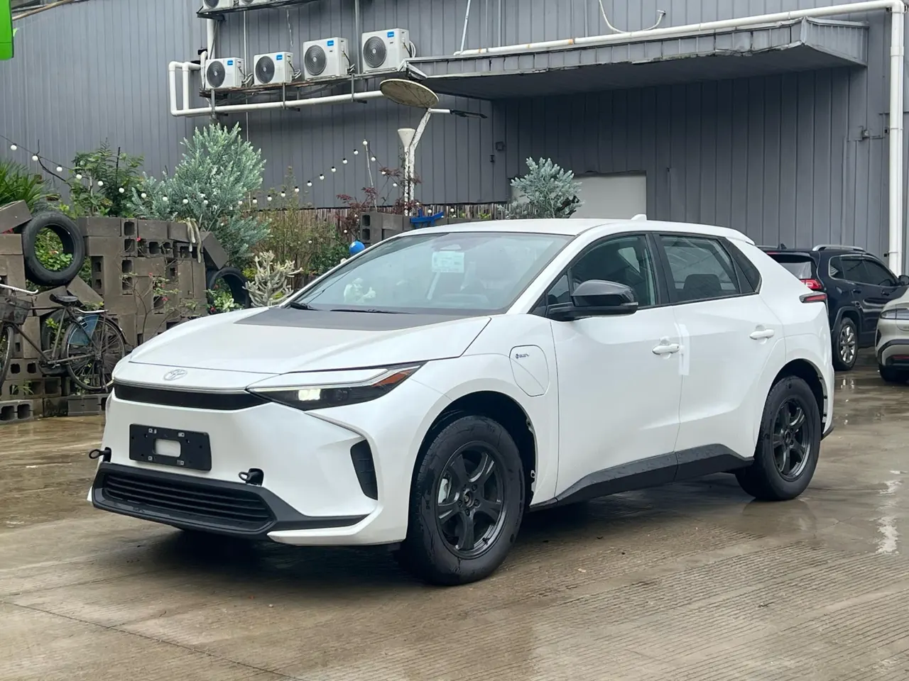 Открыть галерею: Toyota 2025 Platinum Intelligence 4X 615 Air Edition Automatic Gear