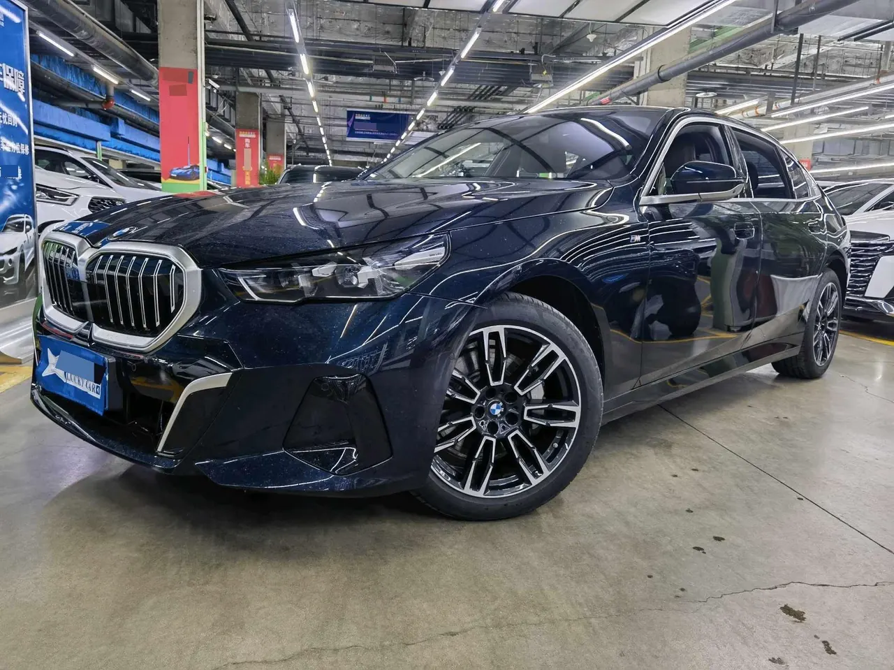 Открыть галерею: BMW 5 Series 2025 530Li 48V 2.0T Leading M Sports Suit Automatic Gear