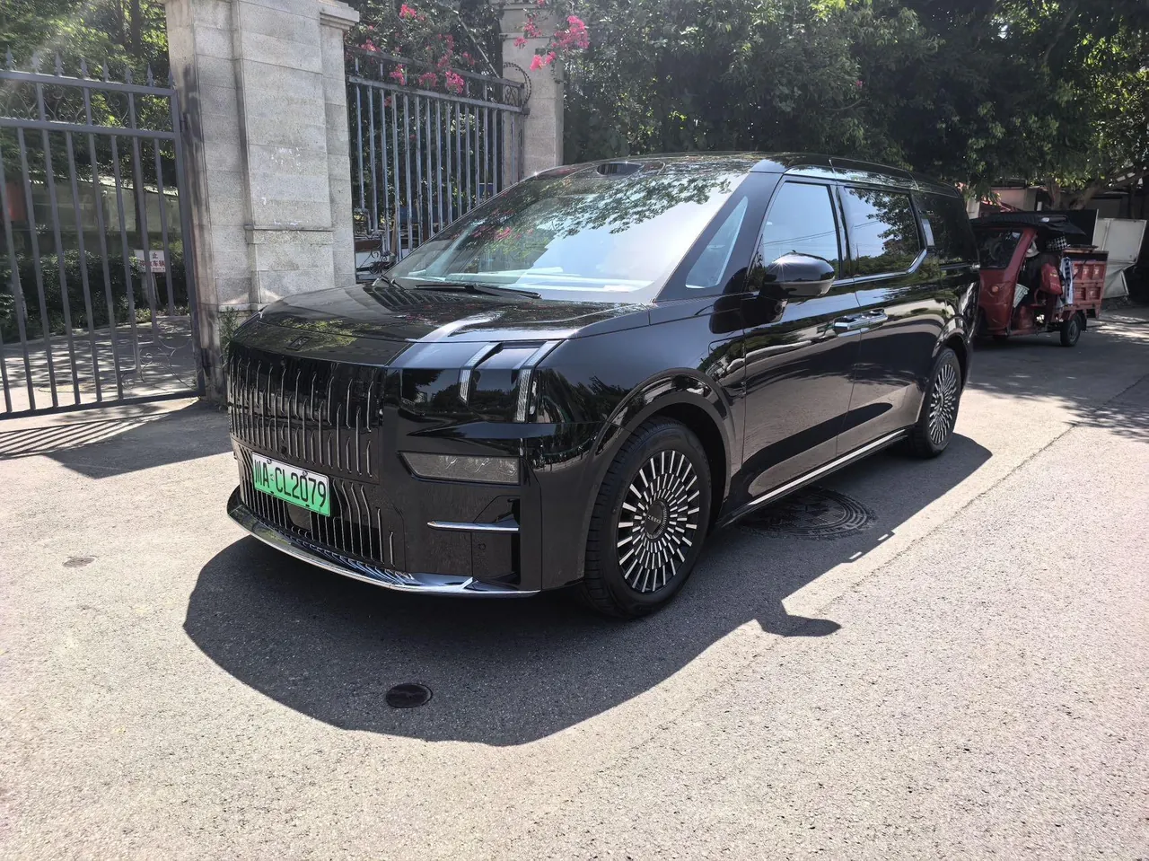 Zeekr 2024 Zeekr 009 six-seat executive version four-wheel drive 108kWh automatic gear - View 1