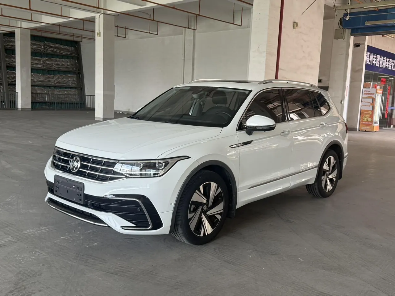 Volkswagen 2023 Tiguan L R-Line 2.0TSI 330TSI Two-Drive R-Line Overdrive Automatic Gear - View 1