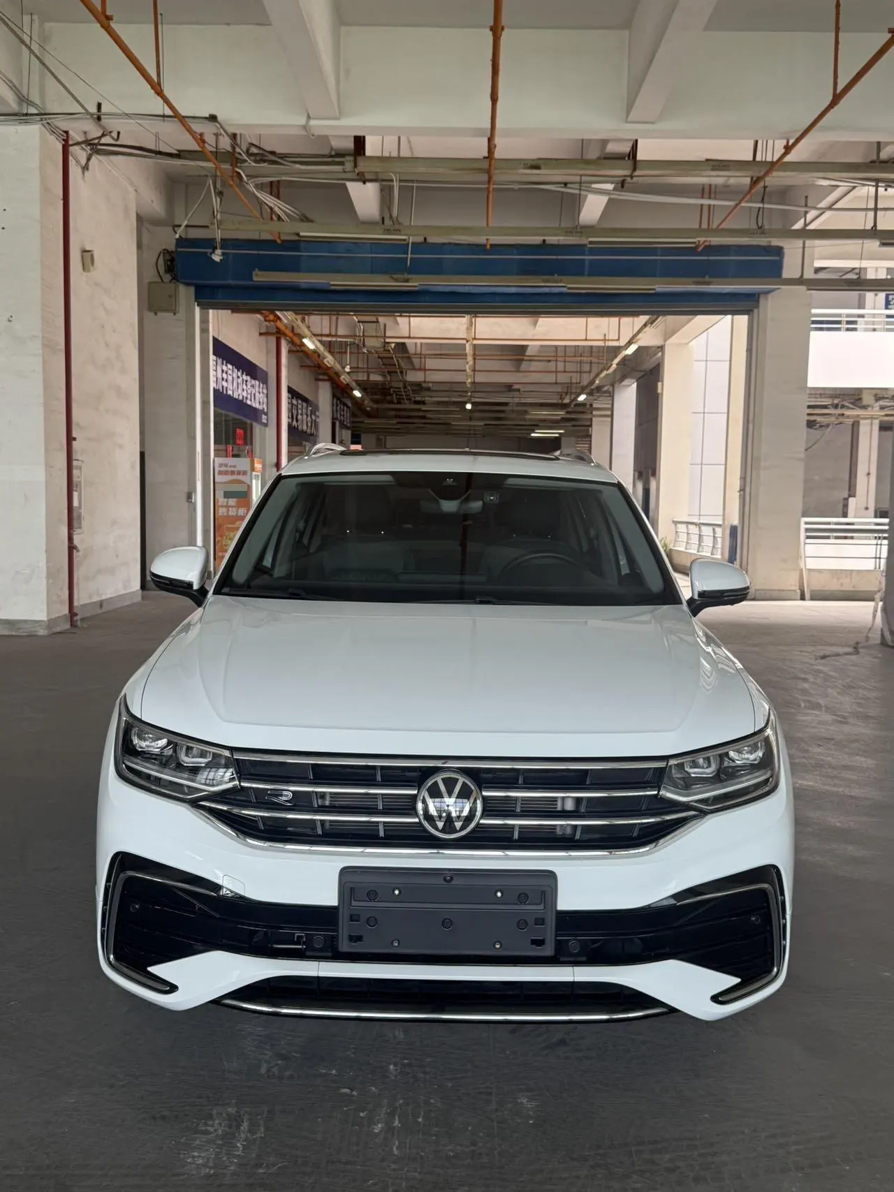 Volkswagen 2023 Tiguan L R-Line 2.0TSI 330TSI Two-Drive R-Line Overdrive Automatic Gear 2