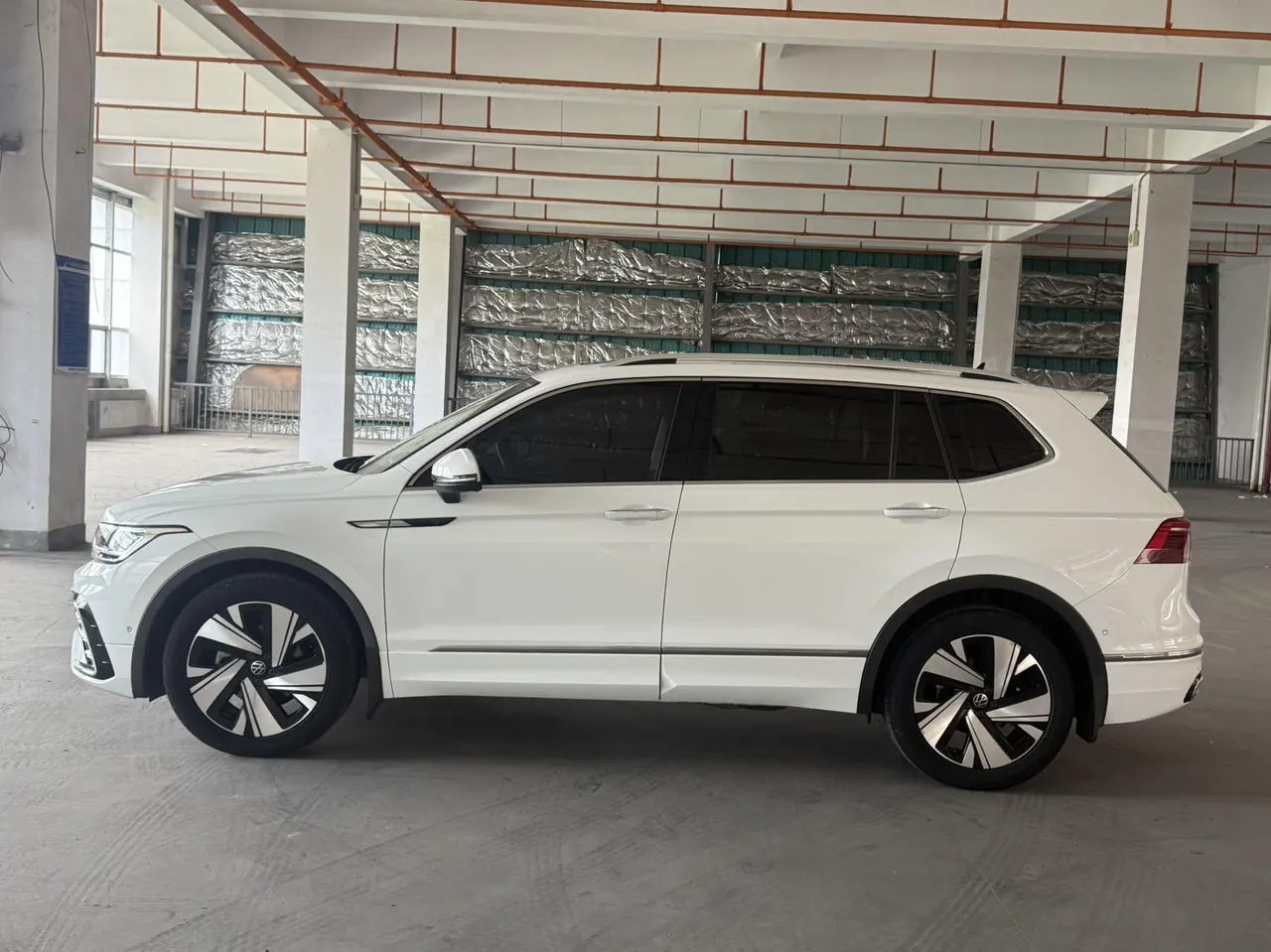 Volkswagen 2023 Tiguan L R-Line 2.0TSI 330TSI Two-Drive R-Line Overdrive Automatic Gear 3