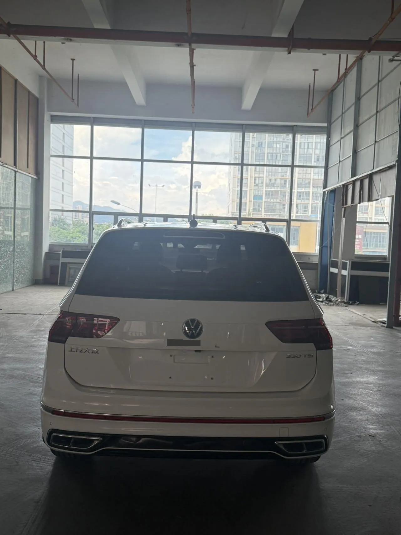Volkswagen 2023 Tiguan L R-Line 2.0TSI 330TSI Two-Drive R-Line Overdrive Automatic Gear 4