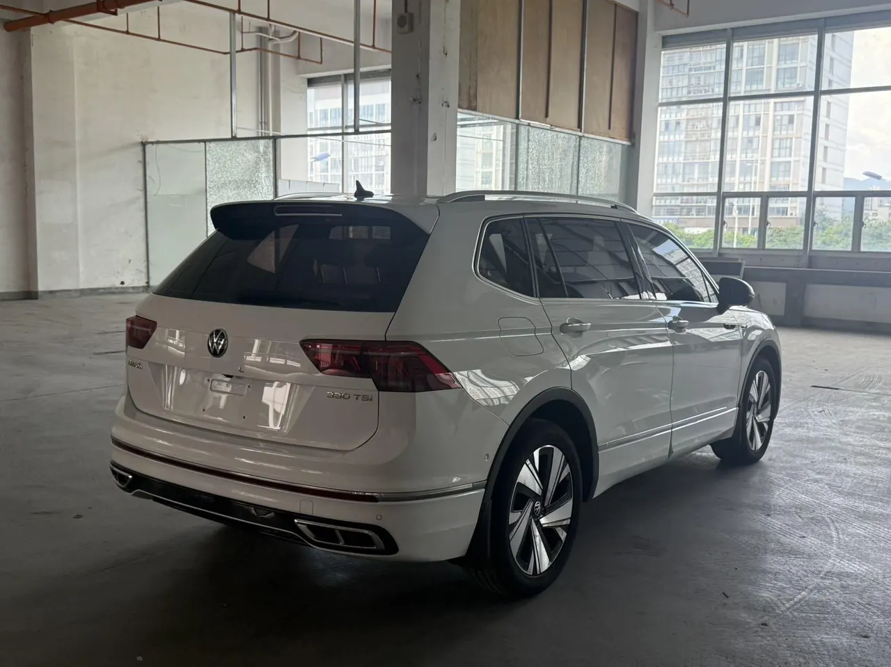 Volkswagen 2023 Tiguan L R-Line 2.0TSI 330TSI Two-Drive R-Line Overdrive Automatic Gear 5