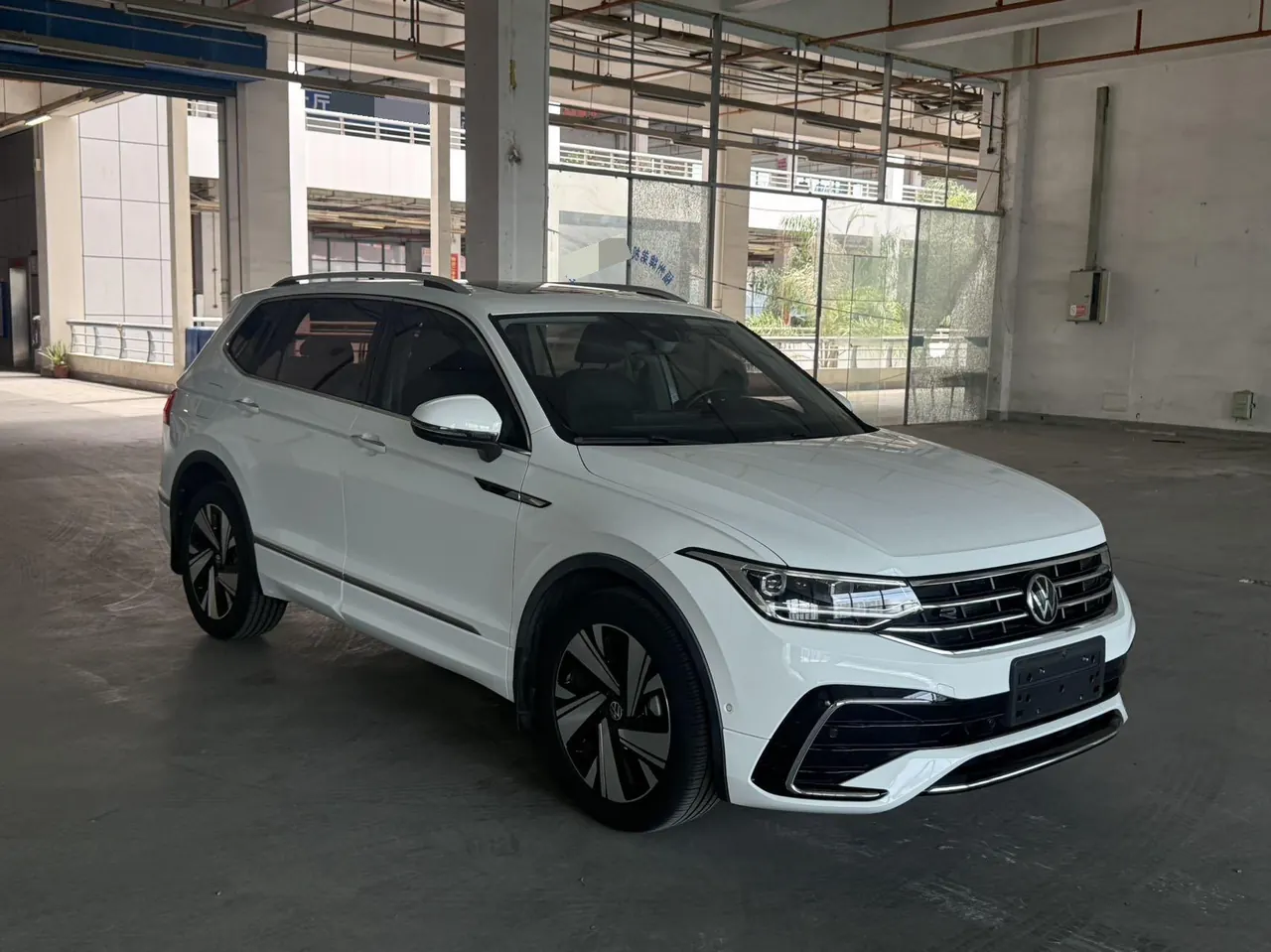 Volkswagen 2023 Tiguan L R-Line 2.0TSI 330TSI Two-Drive R-Line Overdrive Automatic Gear 6