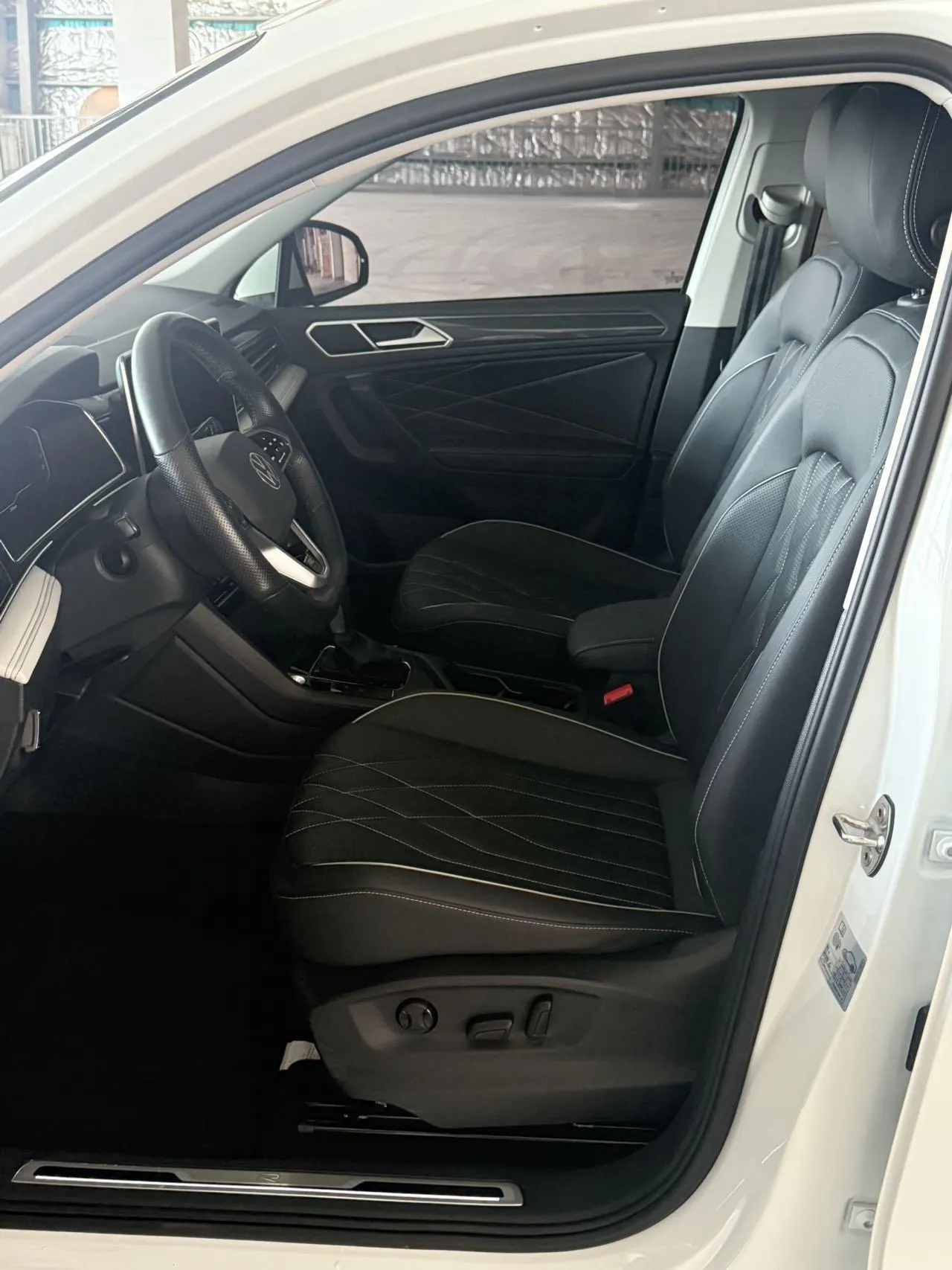 Volkswagen 2023 Tiguan L R-Line 2.0TSI 330TSI Two-Drive R-Line Overdrive Automatic Gear 7