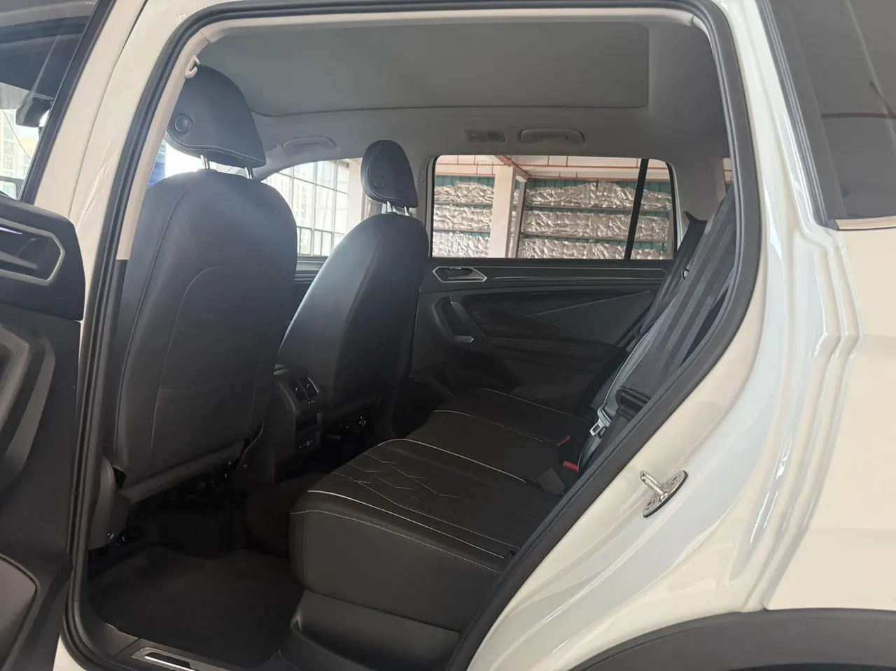 Volkswagen 2023 Tiguan L R-Line 2.0TSI 330TSI Two-Drive R-Line Overdrive Automatic Gear 8