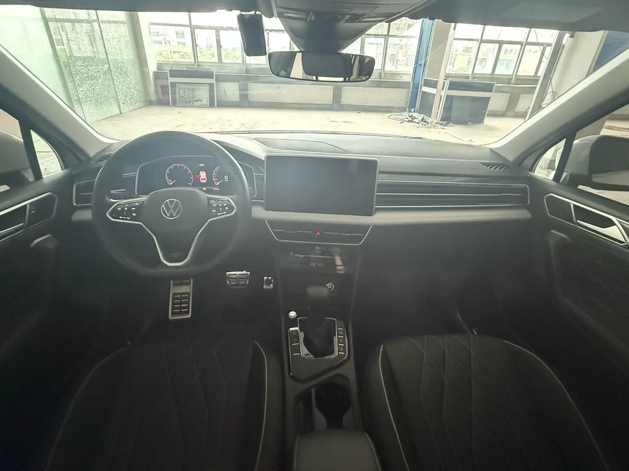 Volkswagen 2023 Tiguan L R-Line 2.0TSI 330TSI Two-Drive R-Line Overdrive Automatic Gear 9