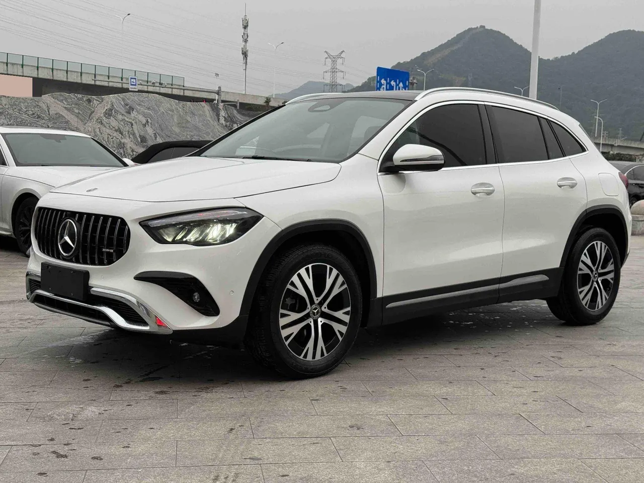 Open image lightbox: Mercedes Benz 2025 GLA 220 2.0T automatic gear