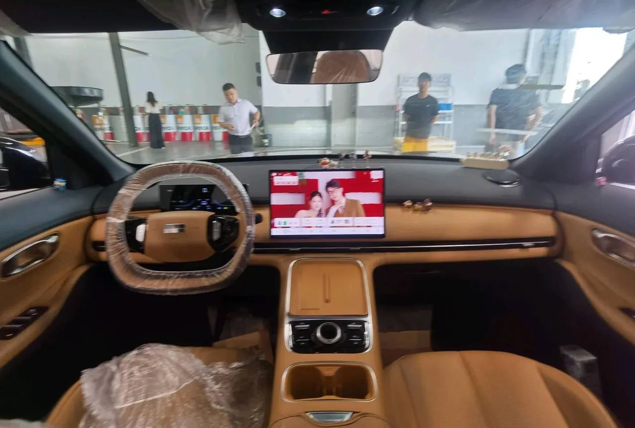 Geely Galaxy Galaxy Starship 7 EM-i 2025 Starship 7 EM-i 1.5 55km Sailing Edition Automatic Gear 4