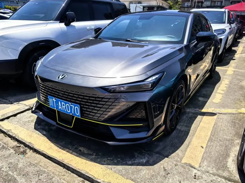 Открыть галерею: ChangAn 2022 UNI-V 1.5T Sports Edition Automatic