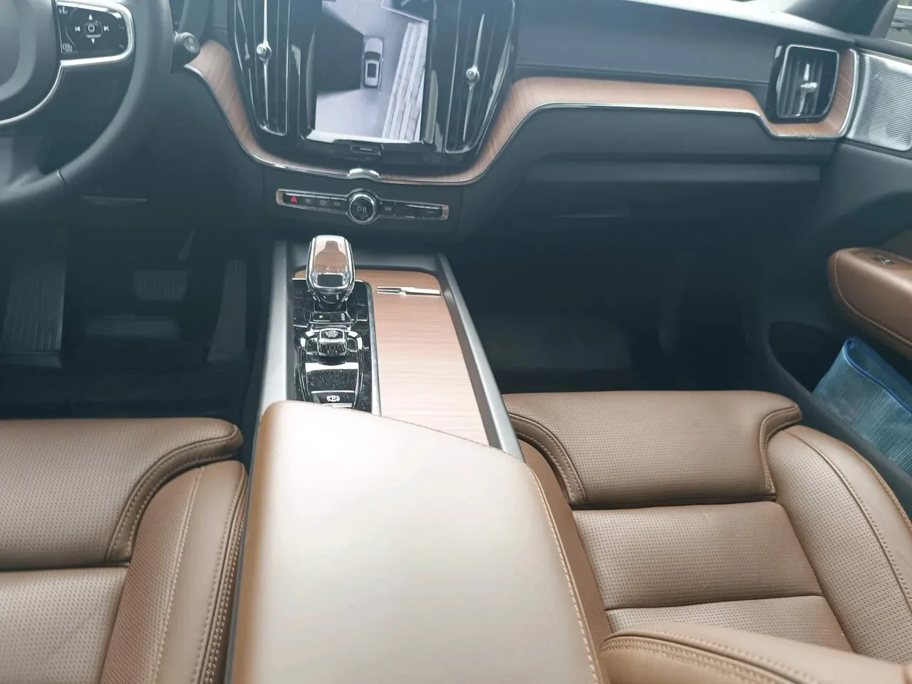 Volvo XC60 New Energy 2024 XC60 PHEV 2.0T T8 Long Endurance Four-wheel Drive Zhiya Deluxe Edition Automatic Gear 10