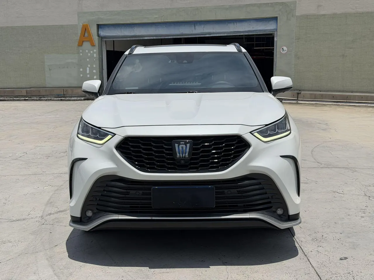 Toyota 2022 Crown Land Release 2.5 Stepless Four-wheel Drive Premium Edition Automatic Gear 2