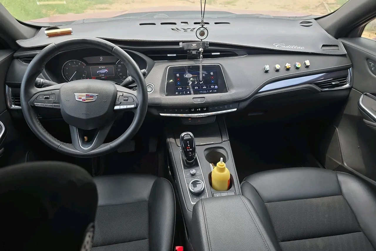Cadillac 2021 XT4 2.0T 28T Two-Drive Technical Automatic Gear 5