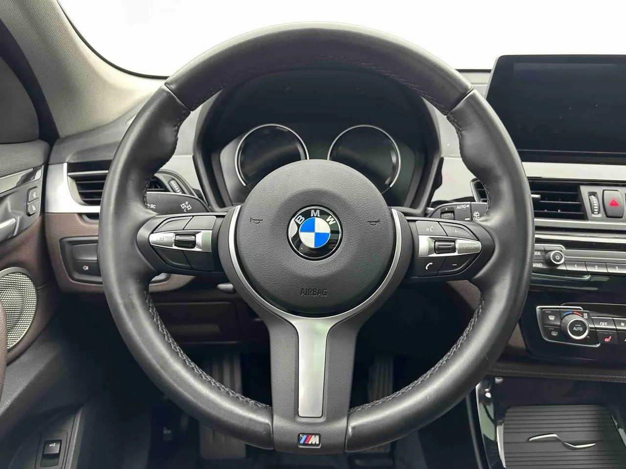 BMW 2022 X1 sDrive20Li 1.5T exclusive automatic gear 4