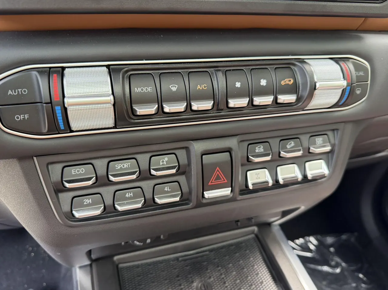212 2024 T01 2.0T Explorer Automatic 17