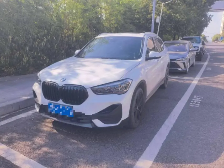 BMW 2021 X1 sDrive20Li 1.5T fashion automatic gear - View 1