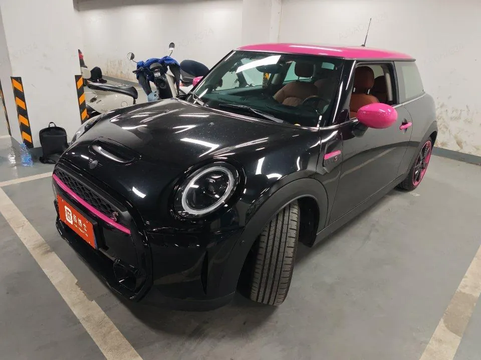Открыть галерею: MINI Mini (imported) 2023 Mini Cooper S 2.0T artist automatic gear
