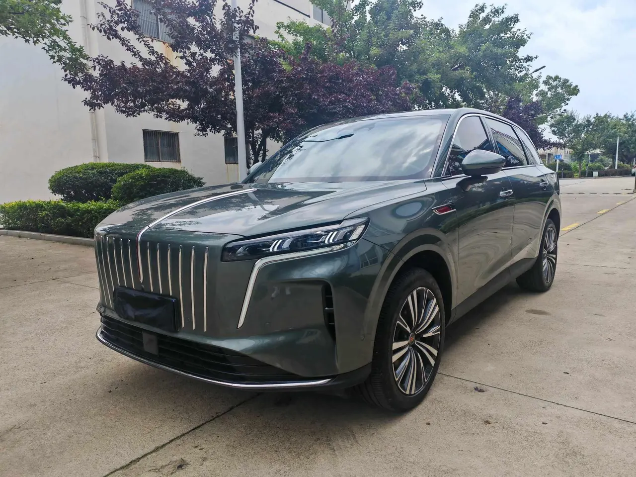 Открыть галерею: HongQi 2026 HS6 PHEV 1.5T 240 Smart Hybrid Automatic Gear