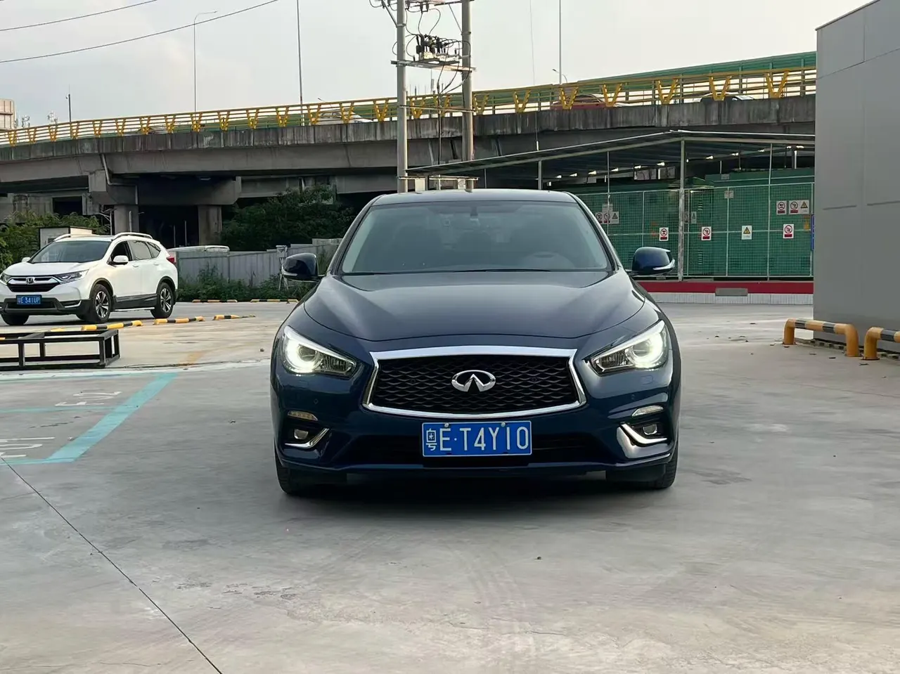 Infiniti 2021 Q50L 2.0T into the exclusive version of automatic gear 2
