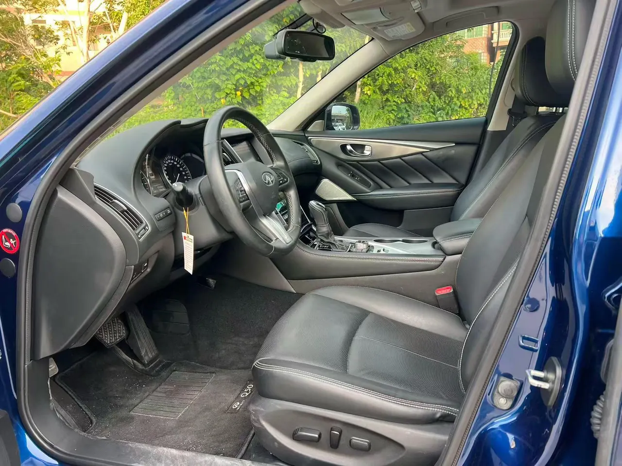 Infiniti 2021 Q50L 2.0T into the exclusive version of automatic gear 4