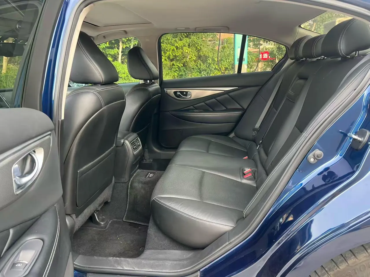 Infiniti 2021 Q50L 2.0T into the exclusive version of automatic gear 5