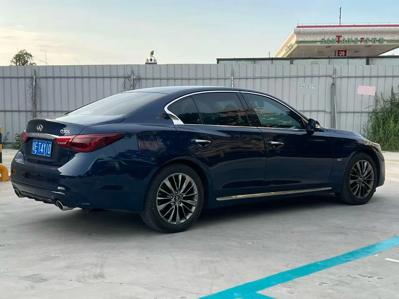 Infiniti 2021 Q50L 2.0T into the exclusive version of automatic gear 7